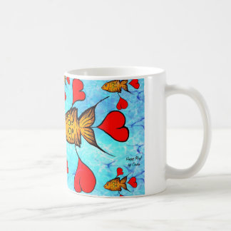 Tasse avec les poissons oranges et les coeurs