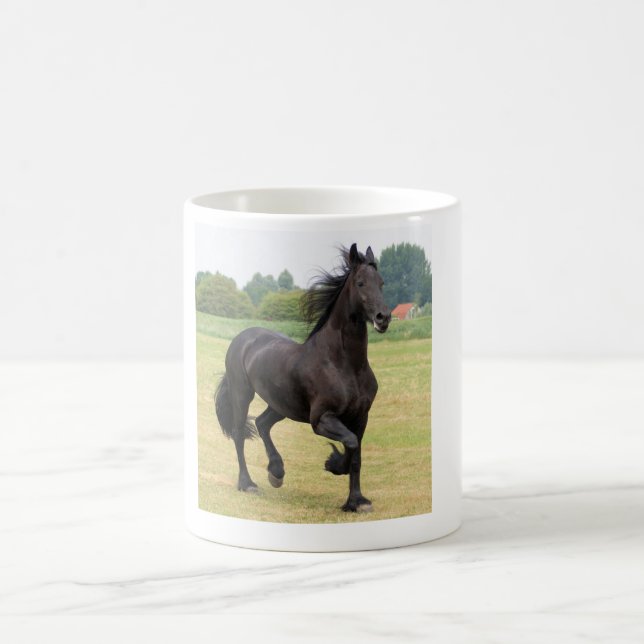 Tasse avec un beau cheval de Frisian (Centre)