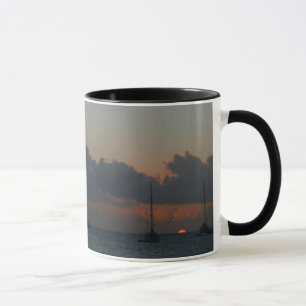 Tasse Bateaux à voile dans Sunset Tropical Seascape