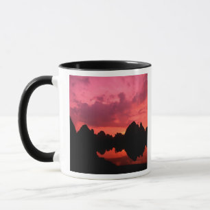 Tasse Belle couleur au coucher du soleil sur des montagn