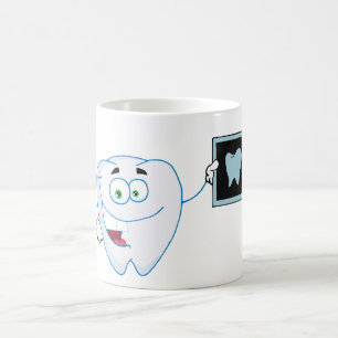 Tasse blanche heureuse de dent