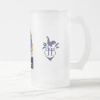 Tasse bleue en verre givré de bière de poule