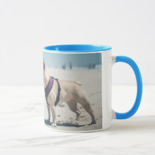 Tasse Bouledogue français sur la plage