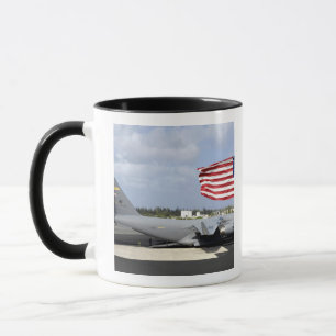 Tasse C-17 Globemaster III se repose sur l'en ligne de