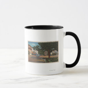 Tasse Carmel, CA - Scène de rue avec arbres et magasins