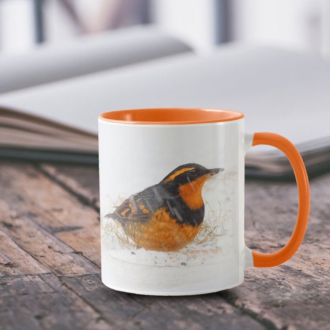 Tasse Chanteur à grive variée le jour hivernal de neige (Varied Thrush on a Snowy Winter Day 11 oz Coffee Mug Cover Photo.)