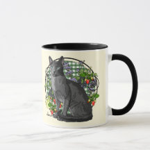 Chat bleu russe avec des baies