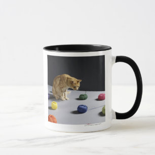 Tasse Chat tigré de gingembre se reposant sur la table