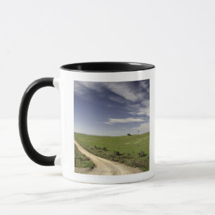 Tasse Chemin d'exploitation tortillant entre les champs
