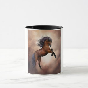 Tasse Cheval brun friésien s'élevant avec des nuages bru