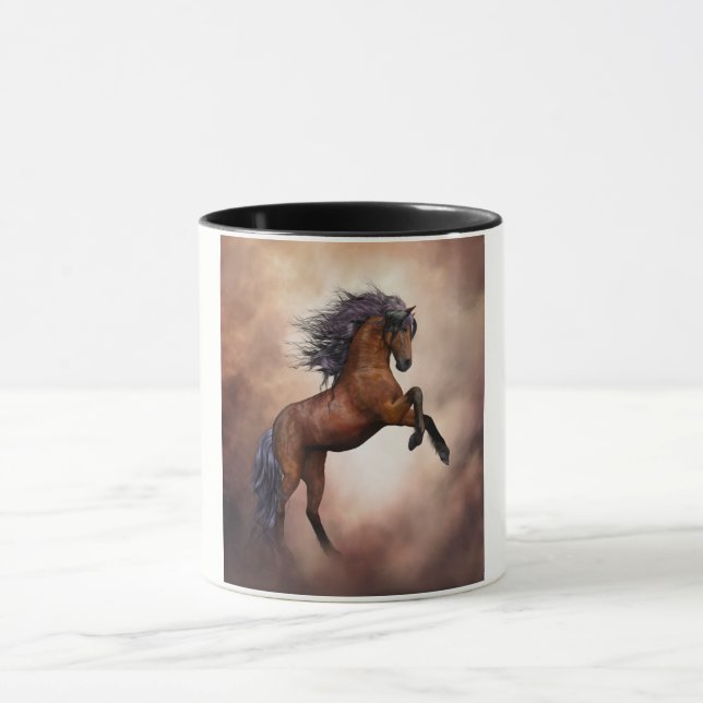 Tasse Cheval brun friésien s'élevant avec des nuages bru (Centre)