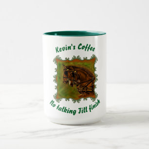 Tasse Chevaux Clydesdale dans leurs harnais.Cadre vert
