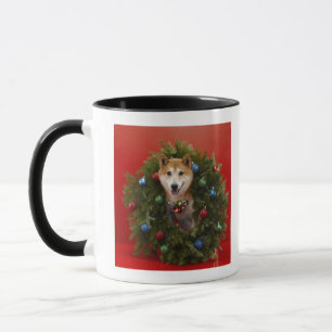 Tasse Chien de Shiba Inu se reposant en guirlande de