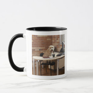 Tasse Chien se reposant au bureau