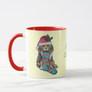 Tasse chiot noir et brun mignon vêtu pour noël