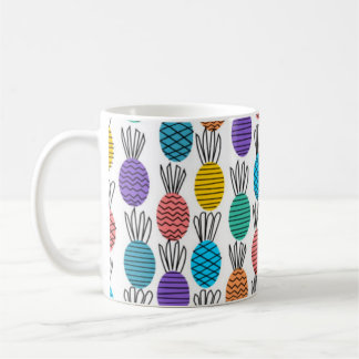 Tasse colorée de griffonnage d'ananas