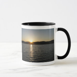 Tasse Coucher du soleil sur le lac Onota : Horizontal