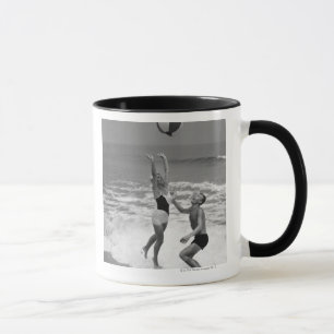 Tasse Couples jouant avec un Beachball