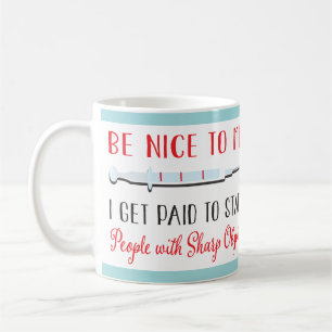 Tasse d'aiguille drôle d'infirmière ou de docteu