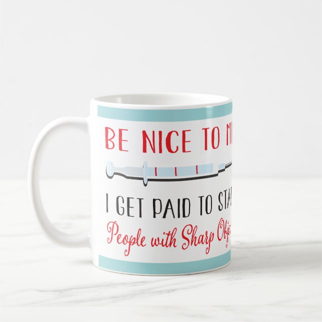Tasse d'aiguille drôle d'infirmière ou de docteur (Gauche)