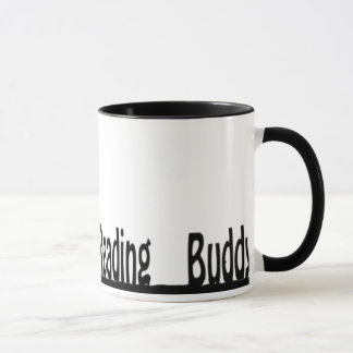 Tasse d'ami de lecture avec le garçon s'asseyant