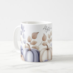 Tasse d'automne avec citrouilles et fleurs bleues