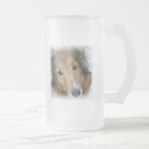 Tasse de bière givrée par chien de colley