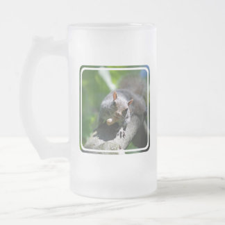 Tasse de bière givrée par écureuil à noix