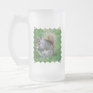 Tasse de bière givrée par écureuil gris