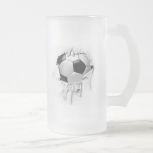 Tasse de bière givrée par football déchirée