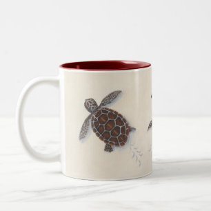 Tasse de café avec des tortues de mer de bébé