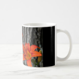 tasse de café avec deux lis oranges