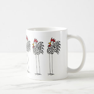 Tasse de café avec entourer de poulets d'amusemen