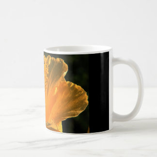 tasse de café avec la fleur jaune