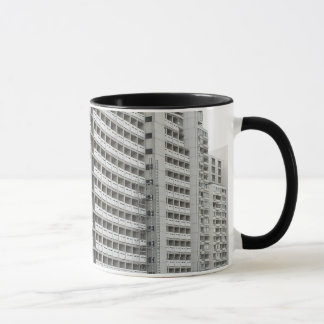 Tasse de café avec l'architecture moderne
