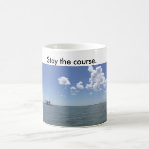 Tasse de café avec le bateau indiquant le séjour
