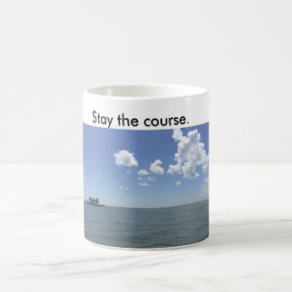 Tasse de café avec le bateau indiquant le séjour
