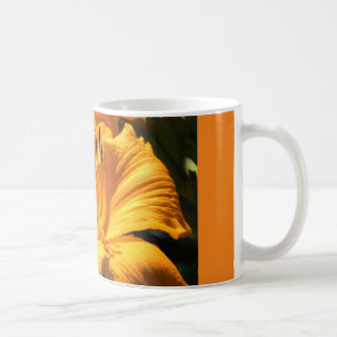 tasse de café avec le lis jaune