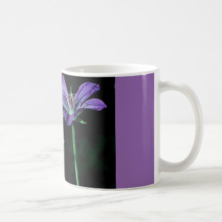 tasse de café avec les fleurs pourpres