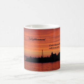 Tasse de café avec l'image du phare au lever de
