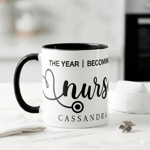 Tasse de café avec stéthoscope d'infirmière diplôm