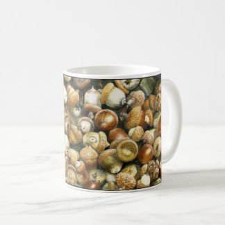 Tasse de café avec un champ des glands tombés