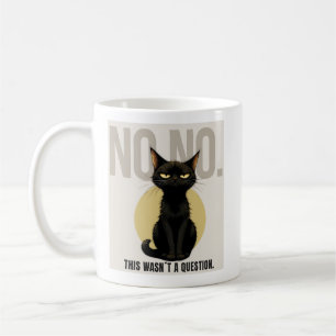 Tasse de café avec un mème de chat noir drôle