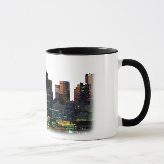 Tasse de café blanc avec l'horizon de Dallas le
