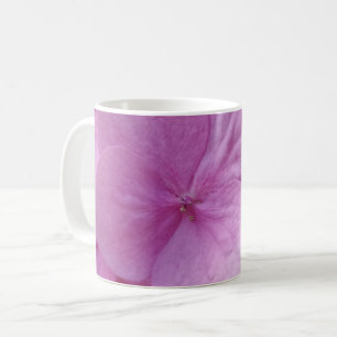 Tasse de café blanche avec fleur d'hortensia rose