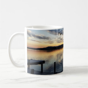 Tasse de café de camps de région sauvage d'étang