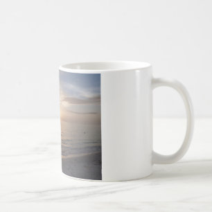 Tasse de café de coucher du soleil de plage de la
