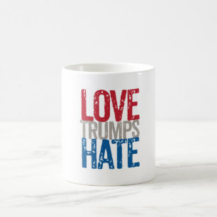 Tasse de café de haine d'atouts d'amour