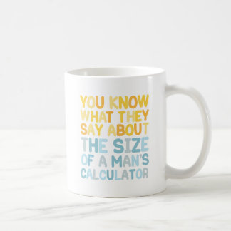 Tasse de café de la calculatrice d'un homme