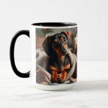 Tasse de café de Noël avec dachshund dans une couv